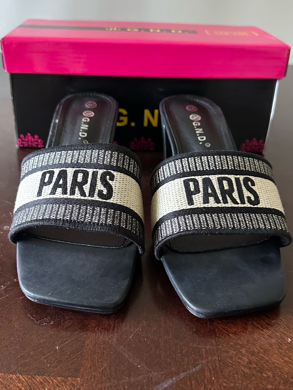 NIB Women’s Sandals Size 9. Paris